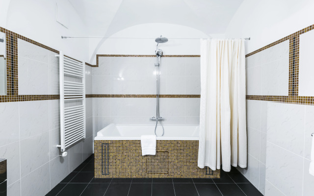 Golden Well Hotel