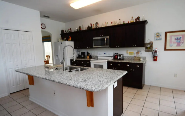 4648 5- Bdrm'Slake Views Facing Poolwater View