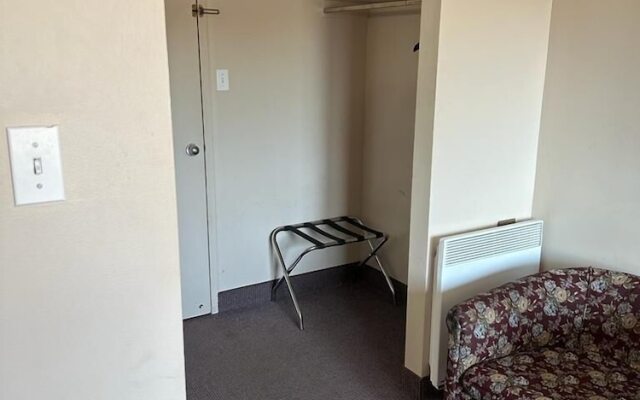 Bears Den Lounge and Motel