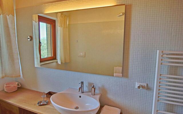 Farmhouse With Swimming Pool in Montelabbate