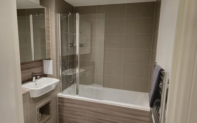 Luxurious 2-bed Haven in the Heart of Barking