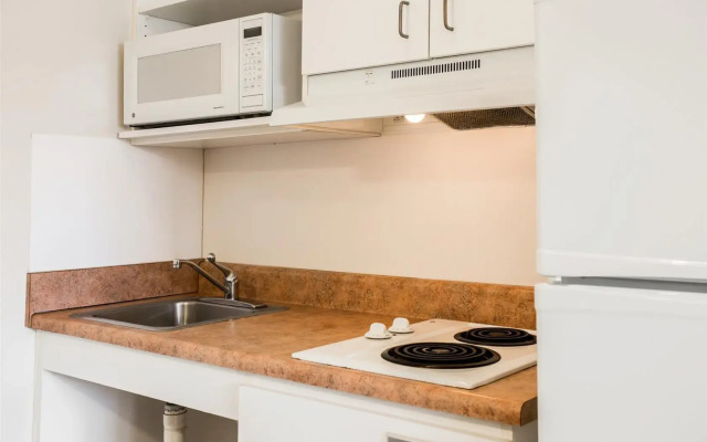 HomeTowne Studios & Suites by Red Roof Charlotte - Concord
