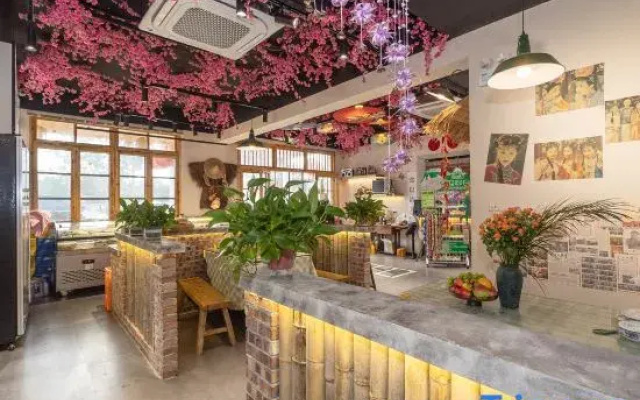 Jiuhua Mountain Jiuguniang Homestay (Tourist Service Center)