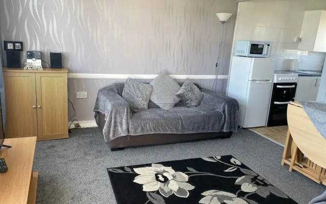 2-bed Seaside Retreat - Sleeps 5 & Parking