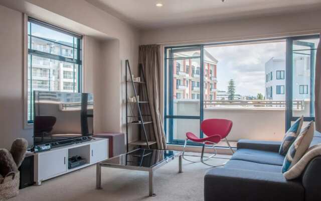 Cosy 2 Bedroom CBD Apartment With Balcony