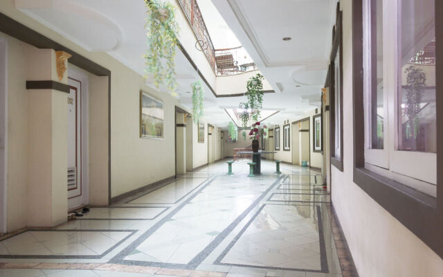 RedDoorz near Setrasari Mall 2
