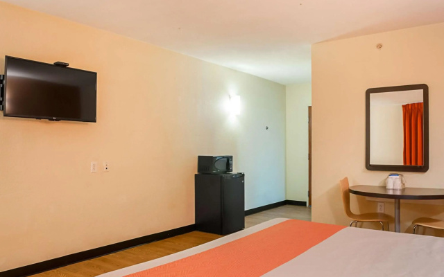 Motel 6 New Orleans, LA - Near Downtown