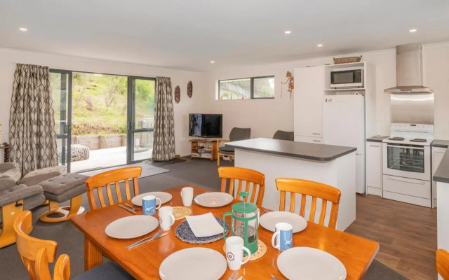 Manuka Lodge - Tairua Holiday Home