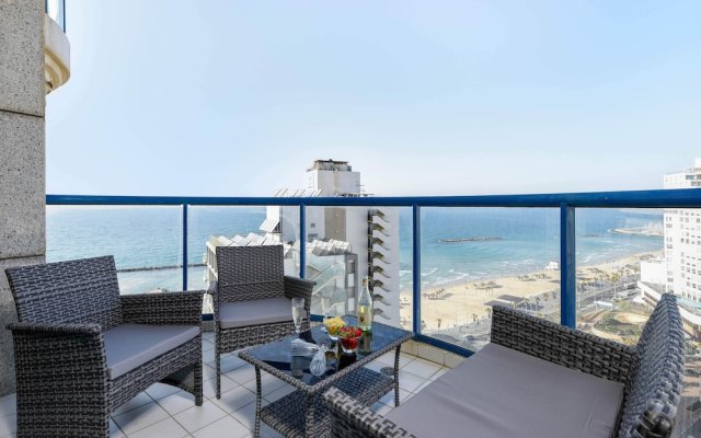Beautiful w Balcony & Panoramic Sea View