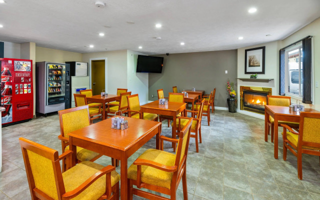 Econo Lodge Inn & Suites