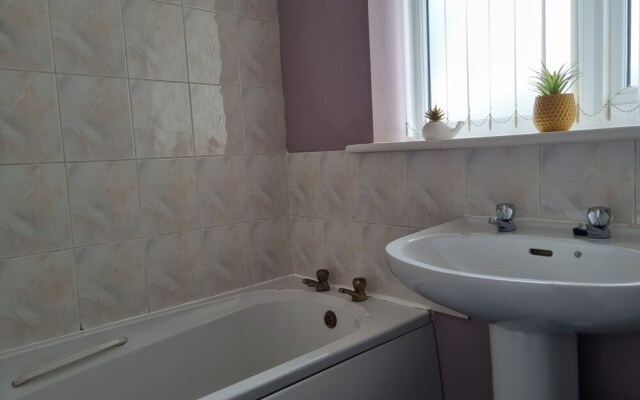 Charming 3-bed House in Leigh Siddow Common