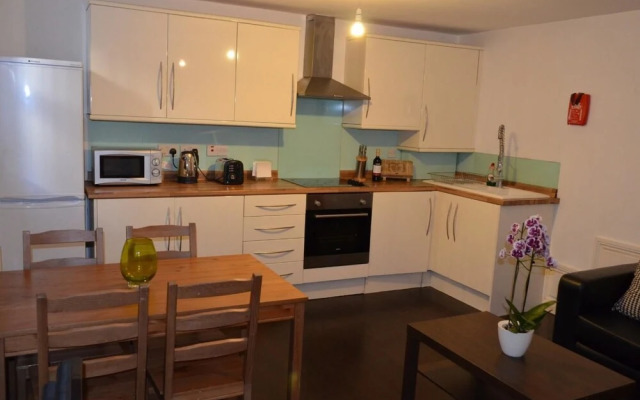 2 Bedrooms En-suite Near Victoria