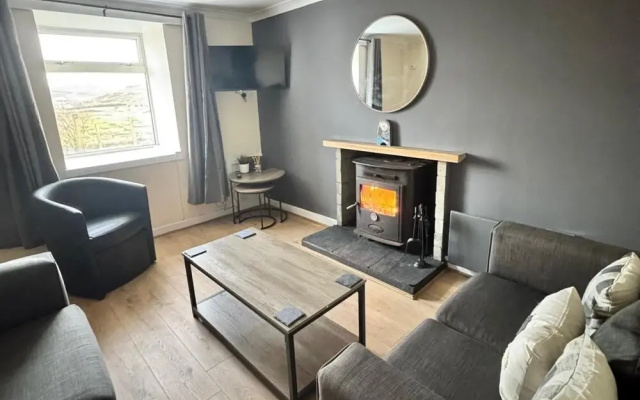 Croft House - Sleeps 4 & Beautiful Mountain View