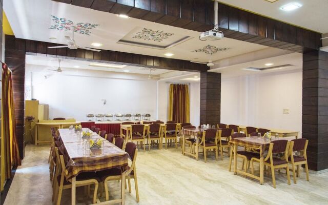 OYO 10323 Hotel Gorbandh