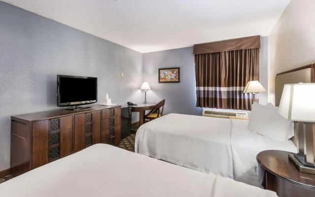 Econo Lodge Inn & Suites