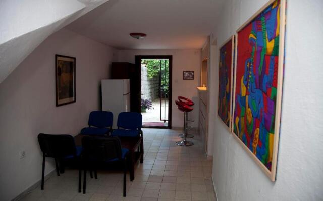 Muki's House- just 50m from the beach
