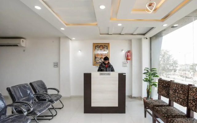 Hotel Metro by OYO Rooms