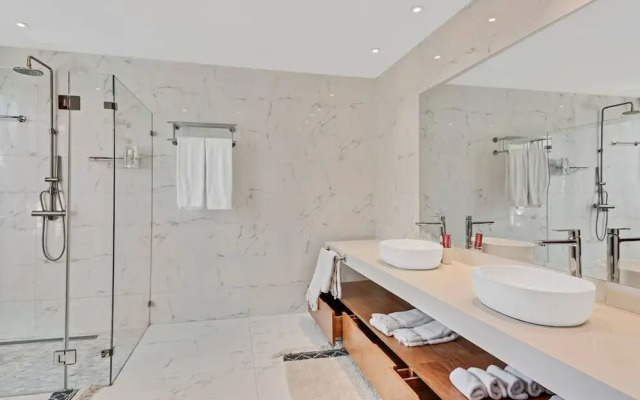 Modern Oasis Stunning Views of Golf Course River