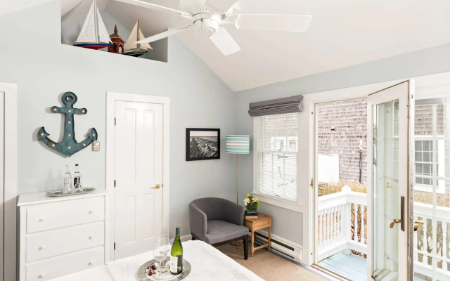 Brass Key Guesthouse - Adults Only
