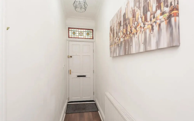 Leeds 4-bed House - Sleeps 9, Free Parking & Wifi