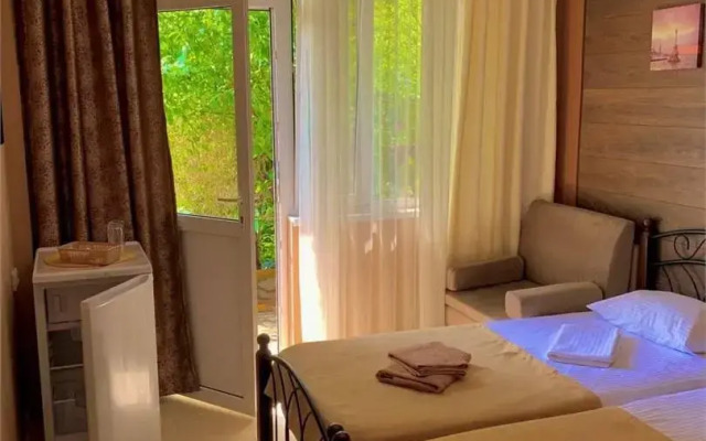 Lifar Guest House Sirius Deciduous