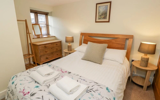 The Granary, Dee Valley Escape With hot tub