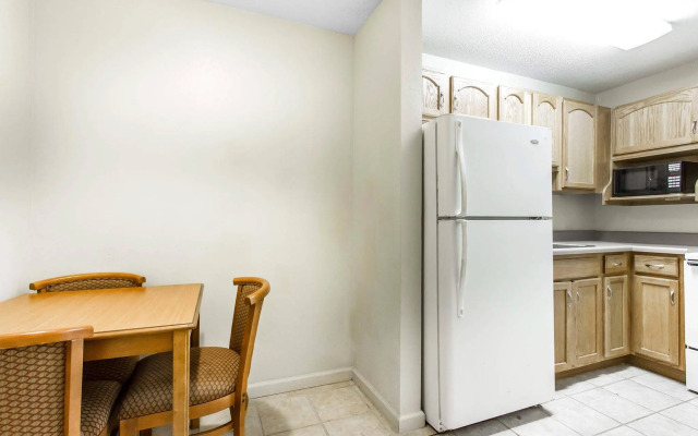 Econo Lodge Inn & Suites