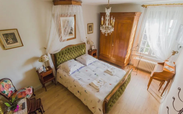La Petite Maison près de l'Eglise