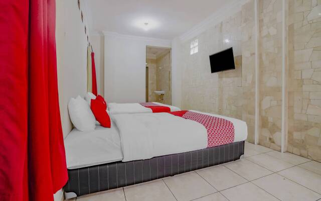 OYO Life 90035 Merci Club