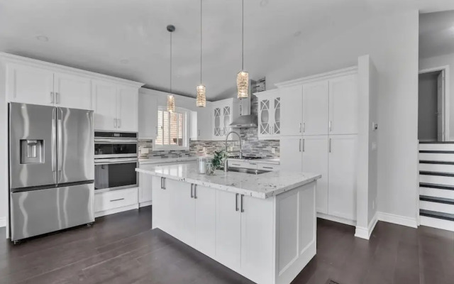 High-ceiling Home Relaxing Patio in Waterloo