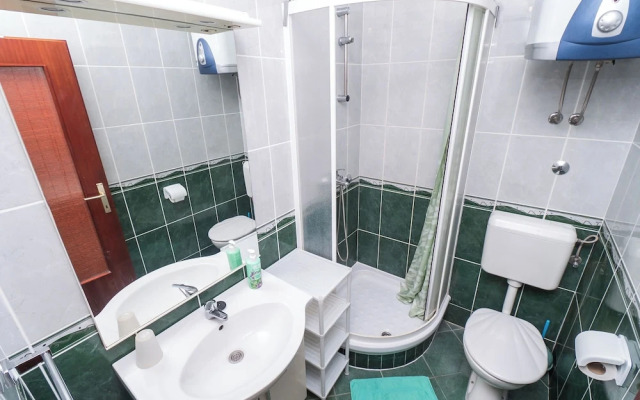 Apartment and Rooms Radojka