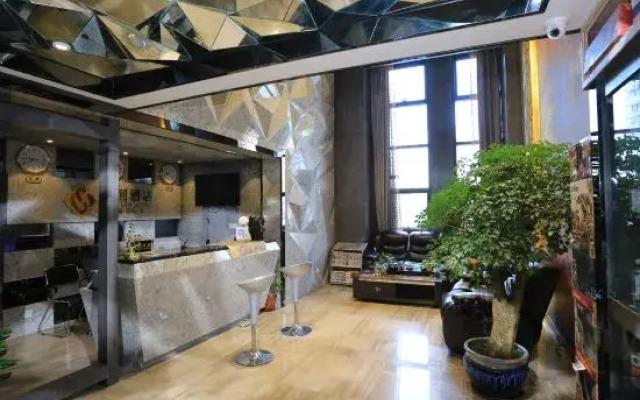 Qianhui Hotel (Chongqing Daping Longhu Times Tianjie Store)