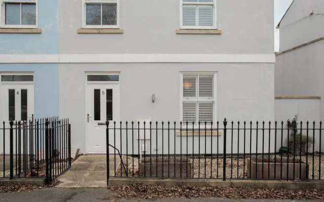 Stunning 2 BD with Patio & Free Parking