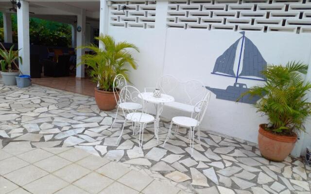 Coquet F2 Climatise Avec Piscine Au Lamentin