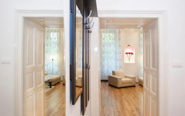 Charlotte Apartment Close to Opera