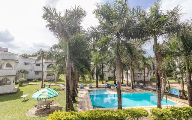 Lux Suites Royal Palm Studio Apartment