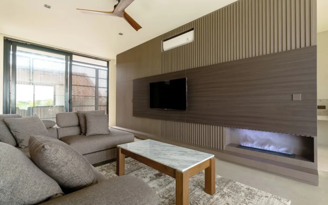 Ultra-Luxe 4BR Seminyak Villa | Enclosed AC Living & Private Pool – Guest Rooms – Kuta