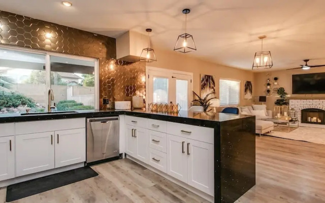 Amazing Remodeled Scottsdale 5 Bdrm W/pool!