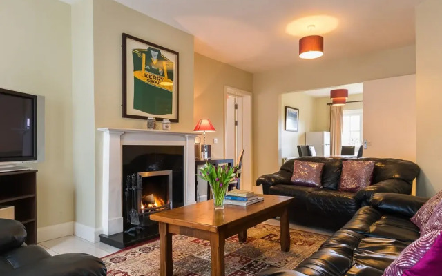 4 Bedroom pet Friendly Home With Pool Access