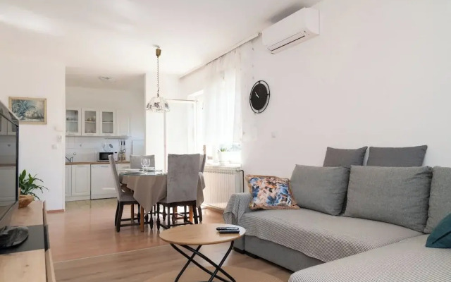 Spacious 2 Bedroom Apartment With Balcony
