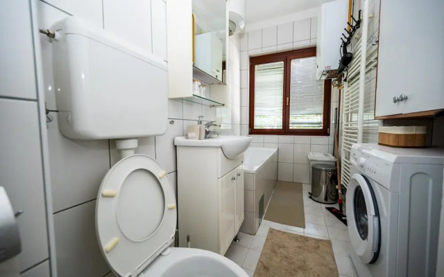 Cozy One-bedroom Apartment Near City Center