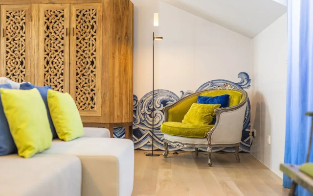 Chiado Rooftop Apartment by Cadenzalux