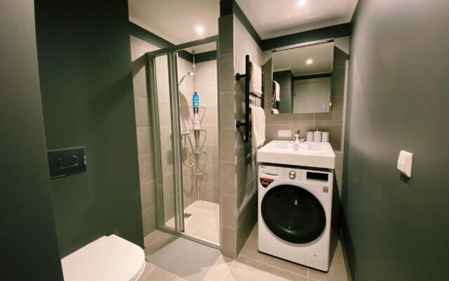 Albatross Mini - 2 Room Seaside Air-conditioned Apartment with Balcony