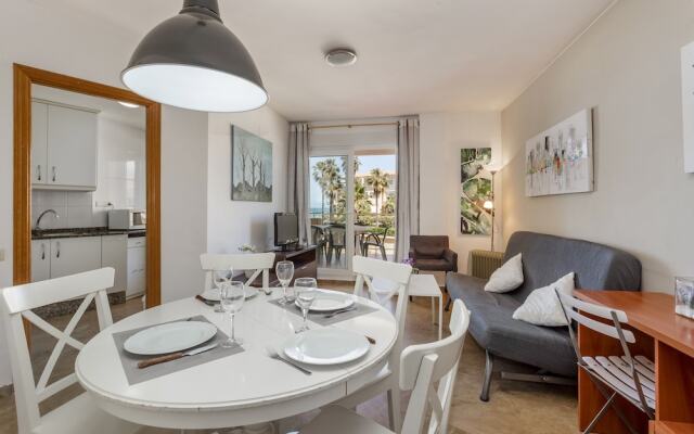 Beautiful 2-Bed first beach line apartment for 6