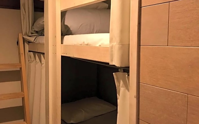 기숙사 내 침대 (여성용 기숙사) 사진 1