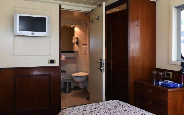 Invicta Ribeira Boat Hotel