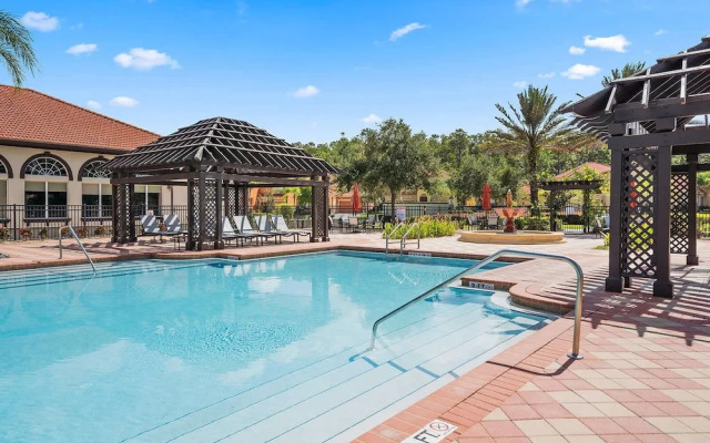 16 Guest Lakefront Home w Pool BBQ