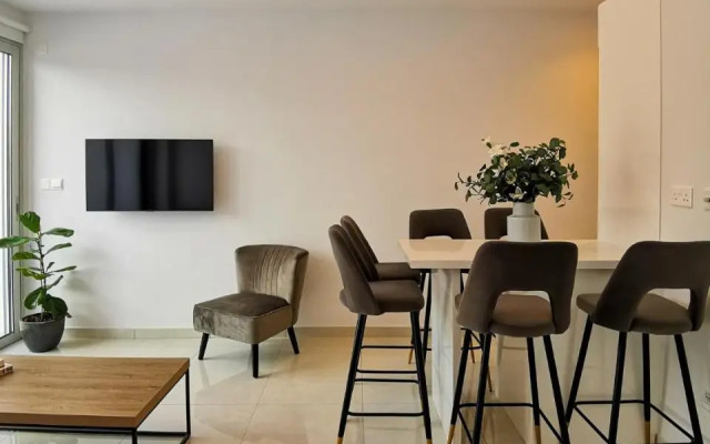 Phaedrus Living - Seaside Executive Flat Harbour 203