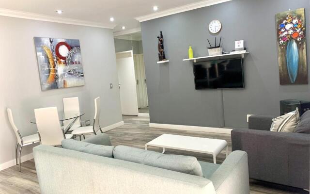 Modern 2-bed apartment in Sandton. Fast Wifi