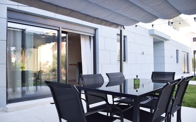 2 Bed House - Sleeps 4 - Hottub - Garden - Parking